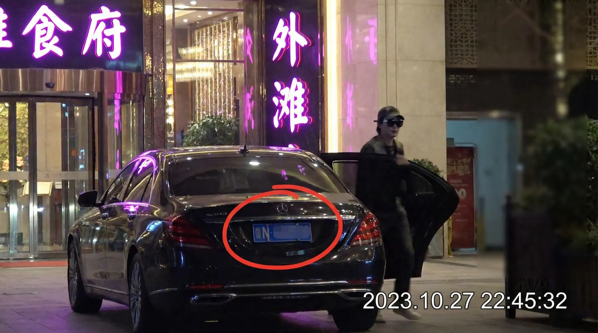 浅野心 - 豪车餐厅外偷拍